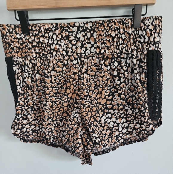 Athletic Shorts Black and Tan Lightweight Relaxed Fit - Picture 1 of 5